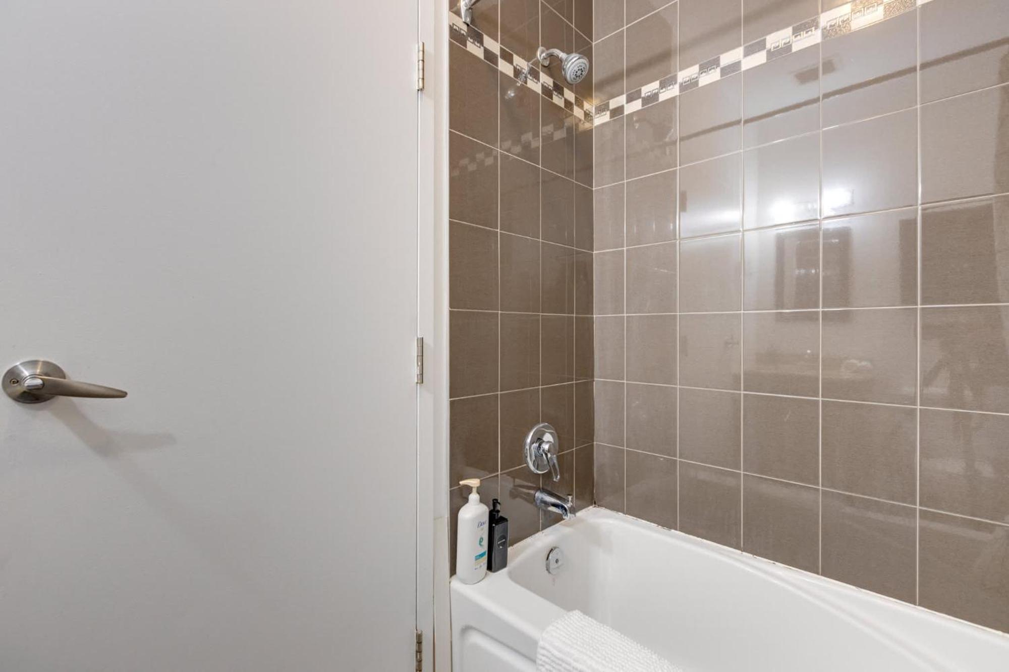 Апартаменты M11 - Stylish & Cozy 2Bdr In Plateau Монреаль Экстерьер фото